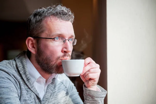 Şehir kafede kahve içme işadamı