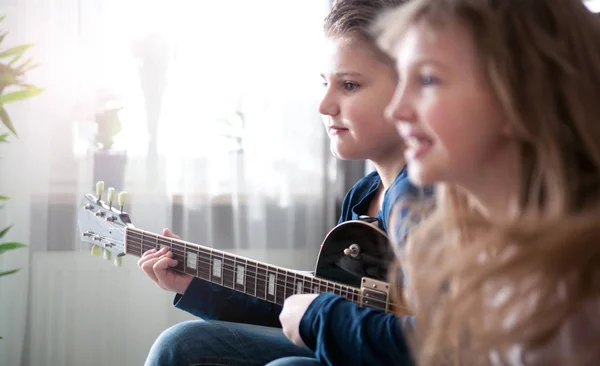 Preteen Menino Tocando Guitarra Elétrica Com Irmã Casa — Fotografia de Stock