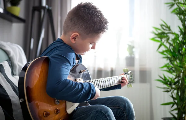 青春期男孩弹电吉他 在家练习 — 图库照片