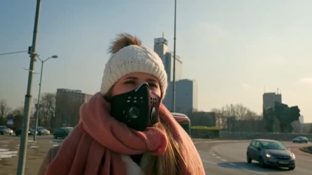 Mladá Žena Nosí Ochranné Masky Obrnit Smogu Městě Ulici — Stock video