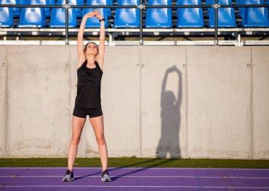 genç atletik kadın koşu önce Stadyumu koşu parkuru üzerinde uzanan 