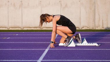 Koşu parkuru başlangıç satırından başlatma üzerinde genç atletik kadın
