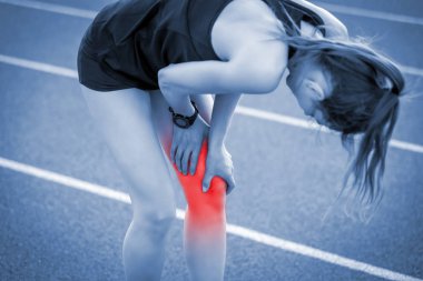 Sporcu kadın eğitim çalıştırdıktan sonra diz yaralanması ile