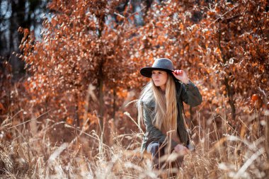 Genç kadın turist sonbahar ormanda yürüyüş