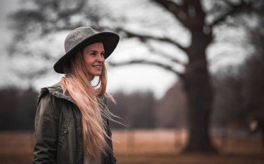 Sonbahar kırsal alanda yürüyüş şapkalı genç gülümseyen kadın portresi