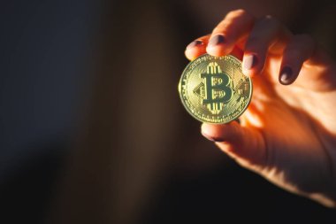 Altın bitcoin para tutan el