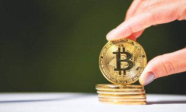 Altın bitcoin para tutan el