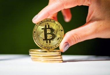 Altın bitcoin para tutan el