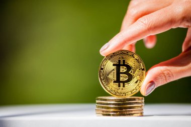 Altın bitcoin para tutan el