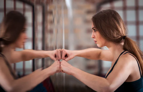 Frauentraining Fitnessstudio Vor Dem Spiegel — Stockfoto