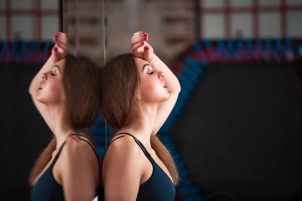 Mujer Deportiva Relajándose Después Del Ejercicio Gimnasio Fitness — Foto de Stock