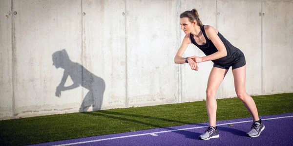 Frau Läuft Auf Stadionkurs Und Stellt Fitness Smartwatch Auf — Stockfoto