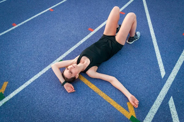 Studium Yolda Eğitimden Sonra Dinlenme Genç Atletik Kadın — Stok fotoğraf