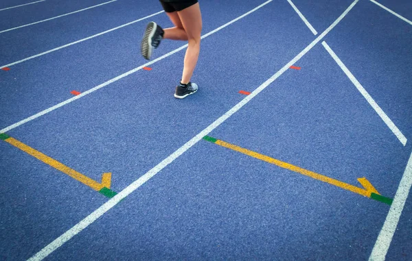 Stadyum Yarış Pistinde Üzerinde Çalışan Sporcu Kadın Bacakları — Stok fotoğraf