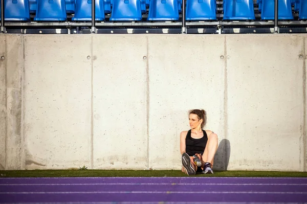 Jovem Atlética Descansando Pista Studium Após Treinamento — Fotografia de Stock