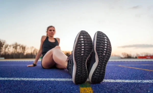 Близкий Взгляд Ноги Спортивной Женщины Сидящей Беговой Дорожке — стоковое фото