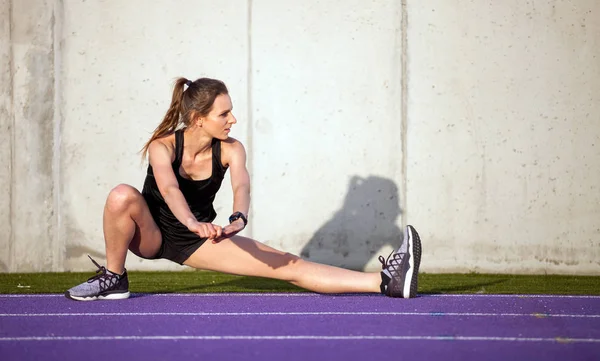 Młoda Kobieta Lekkoatletycznego Rozciąga Się Bieżnię Stadionu Przed Jogging — Zdjęcie stockowe