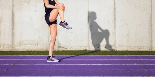 Młoda Kobieta Lekkoatletycznego Rozciąga Się Bieżnię Stadionu Przed Jogging — Zdjęcie stockowe