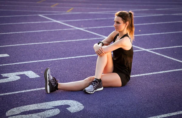 Młoda Kobieta Lekkoatletycznego Odpoczynku Torze Studium Treningu — Zdjęcie stockowe