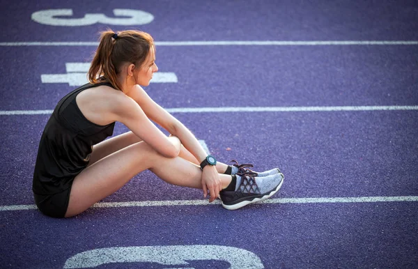 Mujer Atlética Joven Descansando Pista Estudio Después Del Entrenamiento — Foto de Stock