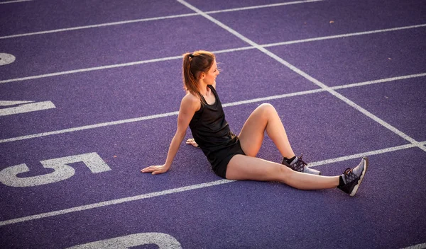 Молода Атлетична Жінка Відпочиває Студентській Трасі Після Тренування — стокове фото