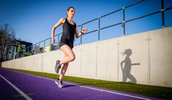 Mujer Atlética Joven Corriendo Pista Estadio — Foto de Stock