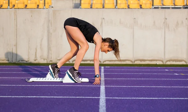 Młoda Kobieta Lekkoatletycznego Bieżni Zaczynając Linii Startu — Zdjęcie stockowe