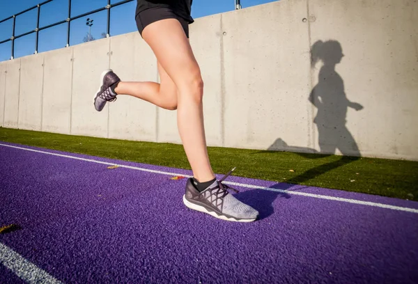 Ноги Спортсменки Біжать Трасі Стадіоні — стокове фото