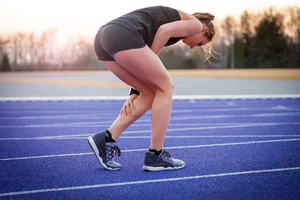 Mulher Atleta Com Cãibra Panturrilha Dor Perna Durante Corrida — Fotografia de Stock