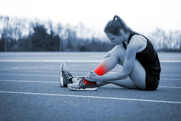 Atleta Mujer Esguince Pierna Correr Entrenamiento — Foto de Stock