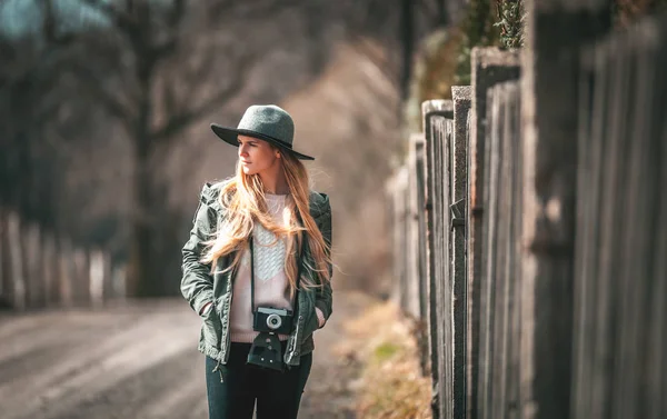 Jovem Mulher Com Câmera Vintage Andando Área Rural — Fotografia de Stock