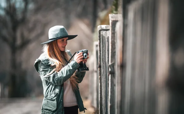 Junge Frau Mit Oldtimer Kamera Auf Dem Land Unterwegs — Stockfoto