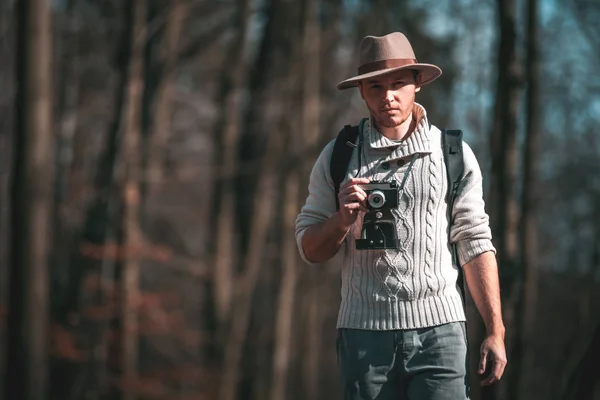 Voyageur Homme Avec Caméra Vintage Sac Dos Marchant Dans Forêt — Photo