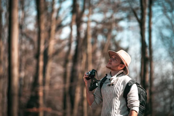 Viaggiatore Uomo Con Fotocamera Vintage Zaino Piedi Nella Foresta Autunnale — Foto Stock