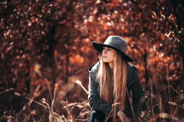 Junge Touristin Spaziert Herbstwald — Stockfoto