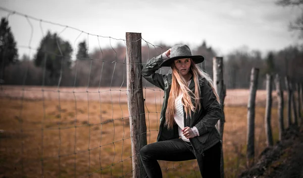 Young Woman Stylish Hat Posing Rural Fence — Stock Photo, Image