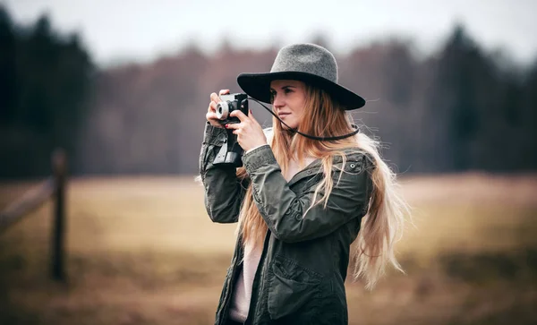 Junge Frau Mit Oldtimer Kamera Auf Dem Land Unterwegs — Stockfoto