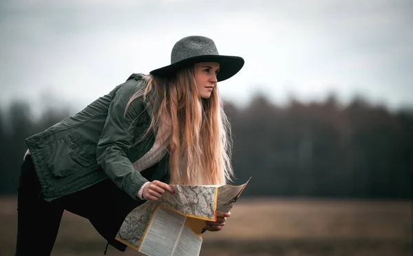 Jovem Turista Procurando Direção Certa Com Mapa Área Rural — Fotografia de Stock