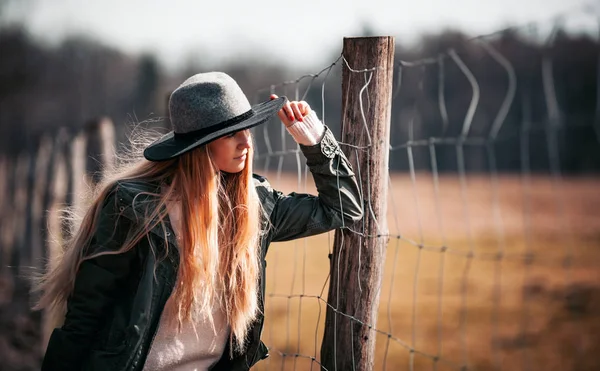 Mujer Joven Sombrero Elegante Posando Cerca Cerca Rural —  Fotos de Stock