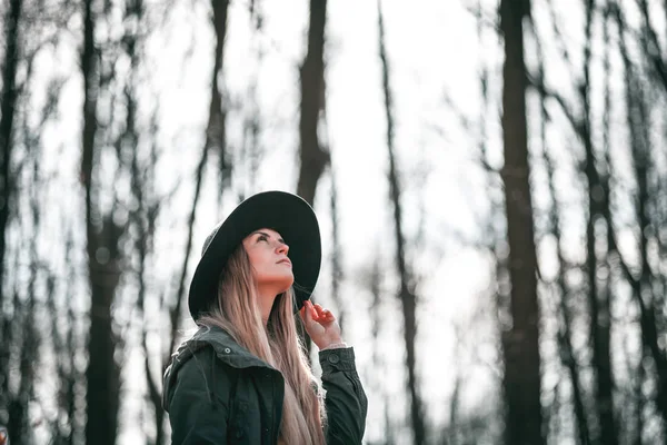 秋の森を歩く若い女性観光客 — ストック写真