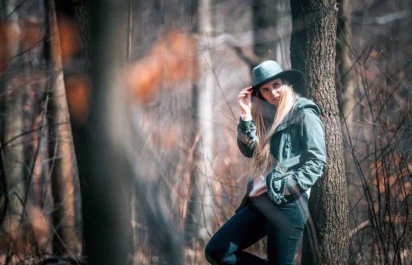 秋の森を歩く若い女性観光客 — ストック写真