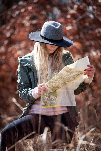 乡村地图中的青年旅游妇女寻找正确的方向 — 图库照片