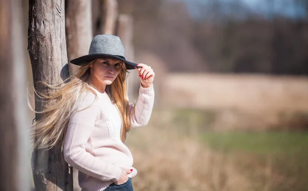 Young Woman Stylish Hat Posing Rural Fence — Stock Photo, Image