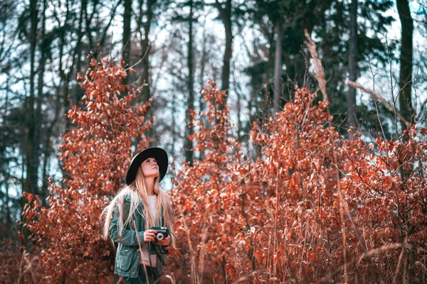 Jovem Mulher Com Câmera Vintage Andando Área Rural — Fotografia de Stock