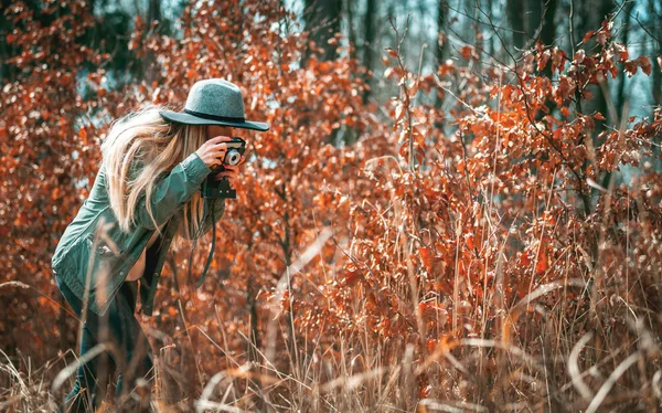 Jonge Vrouw Met Vintage Camera Lopen Landelijk Gebied — Stockfoto