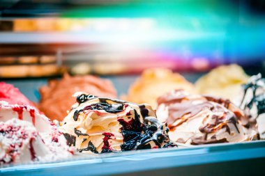 Şekerci dükkanında dondurmalar vitrinde.