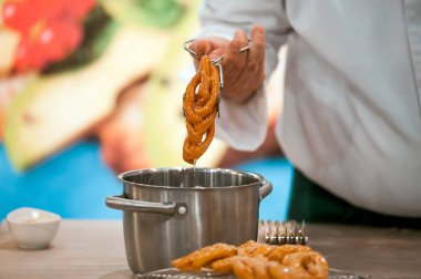 Profesyonel pudra pastane, şekerlemeler hazırlanıyor