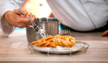 Profesyonel pudra pastane, şekerlemeler hazırlanıyor