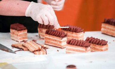 Pastane kek hazırlama görünümü Kapat