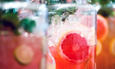 Şekerleme dükkanı kavanoza greyfurt dilim ile portakal suyu